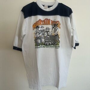 Vintage Mountain Music graphic tee in large